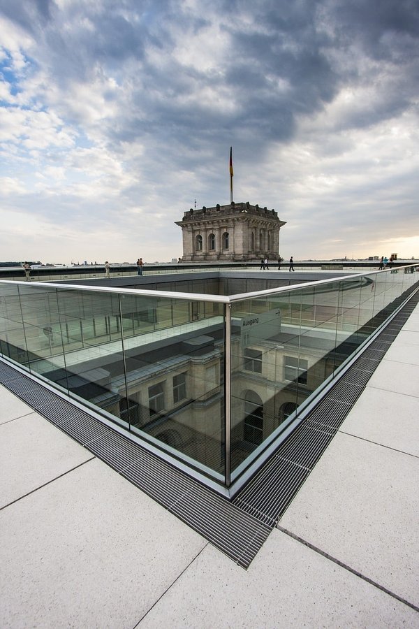 Exploring the Artistry of Glass Balustrades: Magnifying Transparencies in Architectural Design