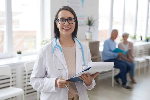 Comment les cliniques privées gèrent-elles les cas chroniques ?